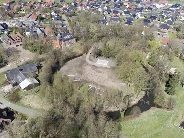Blick auf die Burginsel mit der hinteren Zuwegung vom Marschdamm, Bühne und Sitzgelegenheiten, die die alten Fundamente spiegeln | Foto: Landschaftsarchitektur +