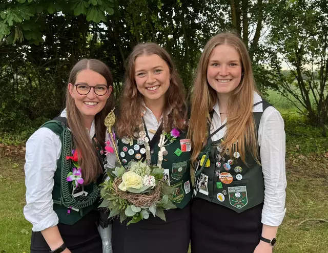 Die neue Jungschützenkönigin Laura-Marie Brinkmann (Mitte) mit ihren beiden Adjutantinnen Johanna Brümmer (li.) und Milena Elmers | Foto: Ina Delventhal