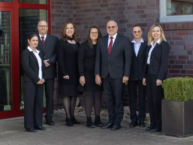 Das Team von Kirste Bestattungen (v.li.): Anja Bremer, Mike Bremer, Jane Hofmann, Lisa Eschweiler, Frank Kirste, Monika Paszkiel und Mareike Steenblock | Foto: Gilbert Studios, Jesteburg