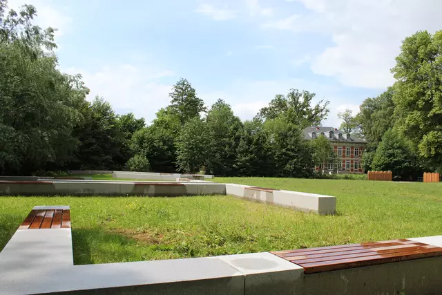 Die Betonsockel symbolisieren die unterirdischen Fundamente des Burggeländes | Foto: sb