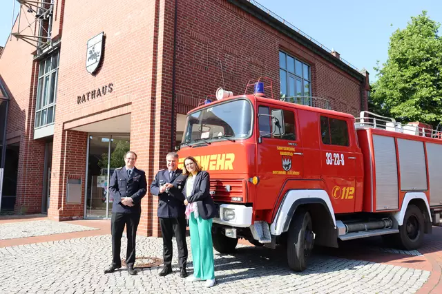 Die Issendorfer Feuerwehr übergibt den Schlüssel des Löschfahrzeuges an den Landkreis – nun ist es auf dem Weg in die Ukraine | Foto: Stadtmarketing Harsefeld