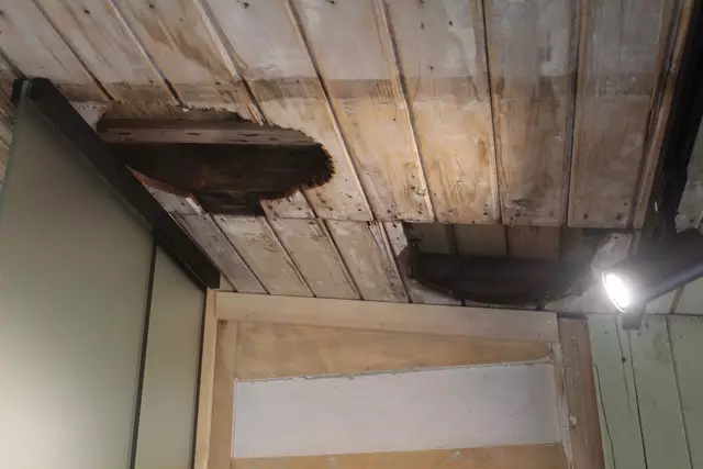 Originaler Zustand: Hier führten Ofenrohre aus der Decke  | Foto: pm