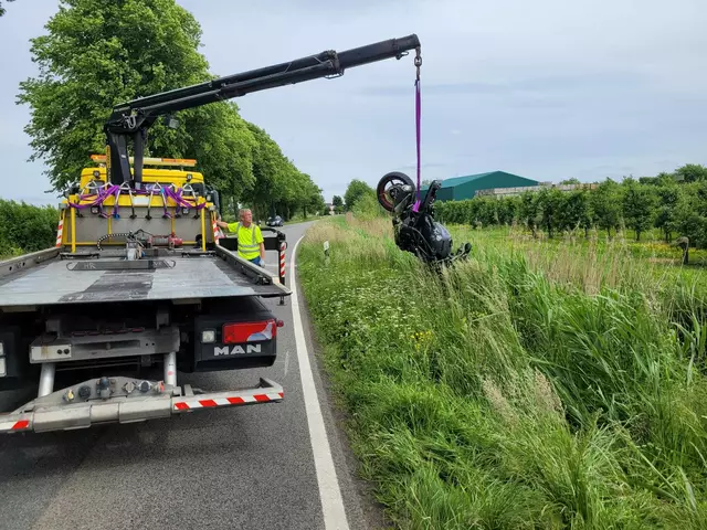 Das Krad  wird geborgen  | Foto: Polizei 