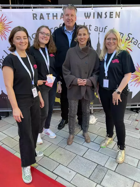 Das Stadtfest-Team mit Susanne Schepelmann, Lea Weißenberg, Olaf Brakhage und Susanne Möller (v. li.) sowie der stellvertretenden Bürgermeisterin Dr. Cornell Babendererde (2. v. re.).  | Foto: bs