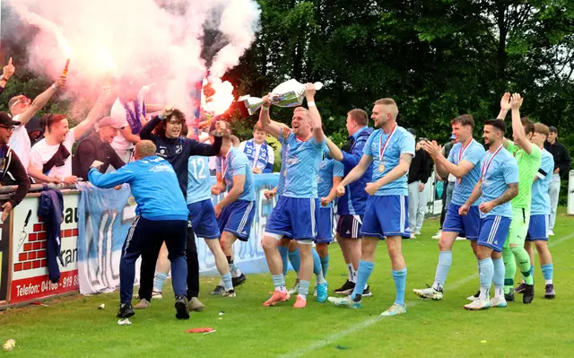 Das Team des TuS Nenndorf präsentiert seinen Fans den Siegerpokal | Foto: cc