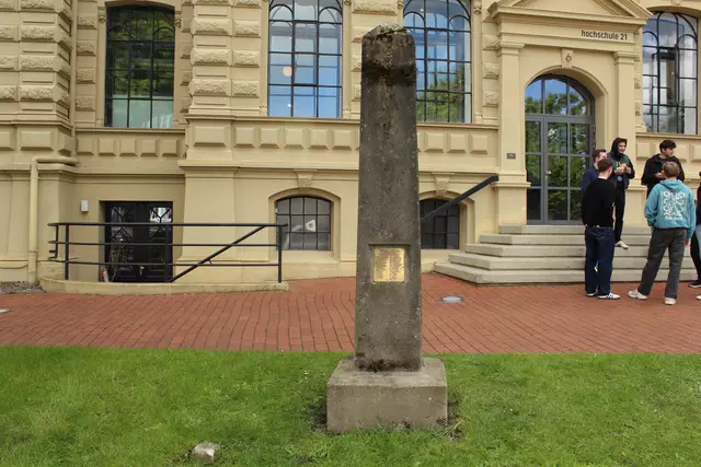 Auch heute steht die Stele noch standfest vor der Hochschule | Foto: pau
