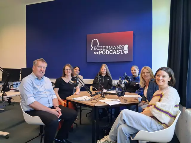 Die Schülerinnen und das Stadtfest-Organisationsteam bei der Aufzeichnung des Podcasts | Foto: Neises