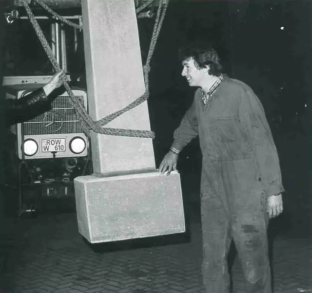 Mit Hilfe eines Treckers wurde die Stele von Apensen nach Buxtehude zur Hochschule transportiert – die Polizei sperrte noch die Straße zu Gunsten der Aktion | Foto: Susanne Krisch, Günter Schramm, Jürgen Schramm, Jens Wilke