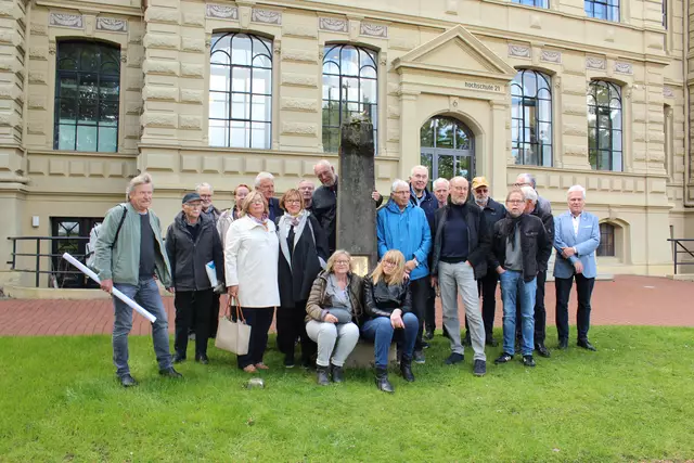 Nach 46 Jahren treffen sich die ehemaligen Studentinnen und Studenten noch immer vor ihrer alten Hochschule an ihrem selbst errichteten Denkmal | Foto: pau