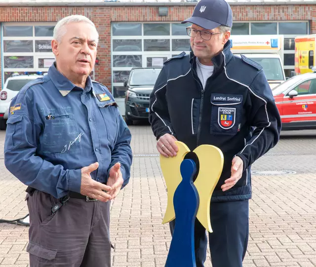 Der ukrainische Geschäftsmann Grischa Kaflowsky (li.), der längst zum Gesicht der Ukraine-Hilfe in der Region geworden ist, dankt ebenfalls den Freiwilligen | Foto: Landkreis Stade / Christian C. Schmidt