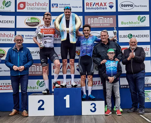 Die Sieger: Als erster ging Marcel Fröse (Mitte) durchs Ziel, Julius Domnick wurde zweiter und Lucas Carstensen kam auf Rang drei. Buchholz stellvertretender Bürgermeister Frank Piwecki (li.) und Joachim Zinnecker (re.) gratulierten gemeinsam mit (li. daneben) Blau-Weiss Radsport-Chef Kay Ludwig und Lucas Röhrig  | Foto: Heinrich Helms