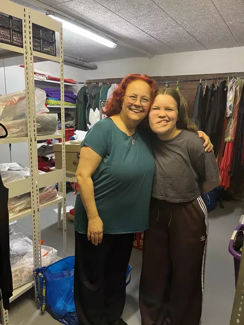 Lucy (links) und Ellen (rechts) Vollmer in ihrer Kostümgarderobe | Foto: Sandra Polenz