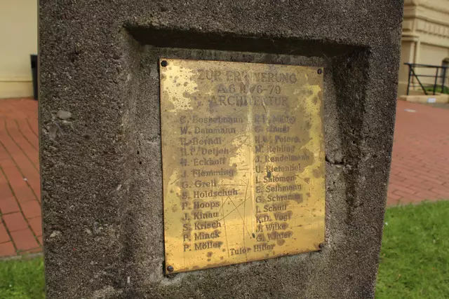 Auf der Messingtafel sind die Namen des Abschlussjahrgangs eingraviert. | Foto: pau