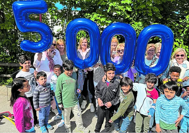 Die symbolische Übergabe der Spende in Höhe von 5.000 Euro an das Friedensdorf | Foto: LC Buchholzer Löwen