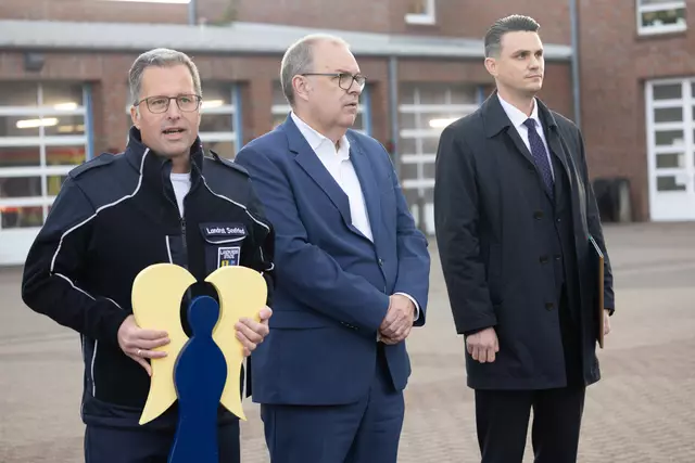 Ein Schutzengel für die Fahrt: Landrat Kai Seefried (li.) verabschiedet gemeinsam mit Thorsten Krüger (Mitte), Landrat des Landkreises Cuxhaven, sowie Vizekonsul Boris Drogomyretskyi den Hilfskonvoi | Foto: Landkreis Stade / Christian C. Schmidt