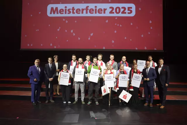  Die jahrgangsbesten Meisterinnen und Meister mit Kammerpräsident Detlef Bade, Malte Stichnoth, Geschäftsführer der Goldschmiede Stichnoth, Tanja Dresselmann, Vorstandsmitglied der Braunschweigischen Landessparkasse (v.l.n.r) und Grant Hendrik Tonne, Niedersächsischer Wirtschaftsminister (2. v. r.) sowie Matthias Steffen, Hauptgeschäftsführer der Handwerkskammer | Foto: Fotostudio Sascha Grammann