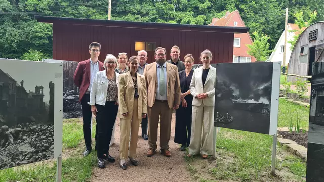 Die Rednerinnen und Redner bei der offiziellen Eröffnung der Ley-Bude (v. li.): Chris Stölting, Leiter Wissenschaft, Ausstellung &amp; Sammlung des Freilichtmuseums am Kiekeberg, Anette Randt, Stellvertretende Landrätin des Landkreises Harburg, Sybille Kahnenbley, Stiftungsratsvorsitzende des Freilichtmuseums am Kiekeberg, Dr. Cornell Babendererde, Bundestagsabgeordnete des Landkreises Harburg, Ulf Alsguth, Vorstandsmitglied des Fördervereins des Freilichtmuseums am Kiekeberg, Stefan Zimmermann, Direktor des Freilichtmuseums am Kiekeberg, Dr. Henning Müller, Mitarbeiter des Kreisarchivs Rotenburg Wümme und Autor des Buchs „Die Völkische Bewegung und der Aufstieg des Nationalsozialismus im Elbe-Weser-Raum (1918-1933)“, Carina Meyer, Kaufmännische Geschäftsführerin des Freilichtmuseums am Kiekeberg, Anne Herrgesell, Leiterin Wissenschaft, Ausstellung &amp; Sammlung des Freilichtmuseums am Kiekeberg | Foto: FLMK 