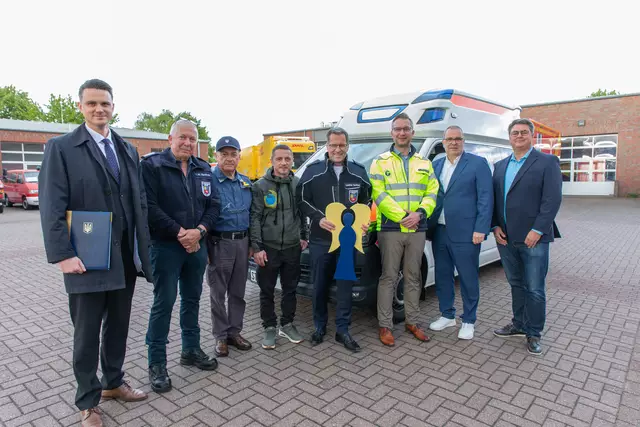 Vizekonsul Boris Drogomyretskyi, Einsatzleiter Wilfried Sprekels, Grischa Kaflowsky, Sascha Kaflowsky, Landrat Kai Seefried (Stade), Tim Brockmeyer vom Rettungsdienst Cuxland, Landrat Thorsten Krüger (Cuxhaven) und Lars Oehmke, Geschäftsführer des Rettungsdienstes Cuxland.  | Foto: Landkreis Stade / Christian C. Schmidt