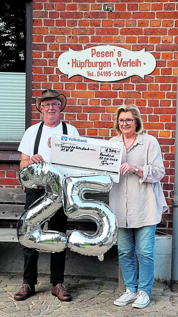 Gerd Peters überreicht den Spendenscheck an Anette Kosakowski | Foto: Verein