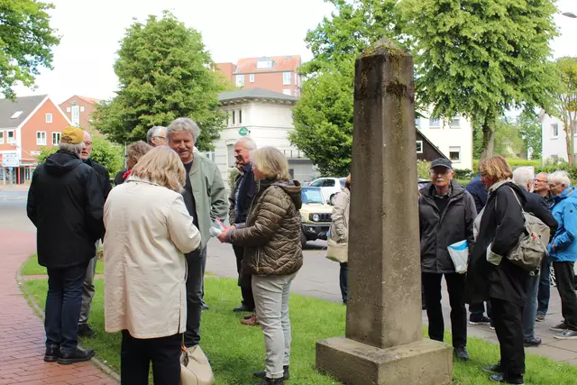 Es gibt viel zu erzählen – so manch einer ist von weit her gekommen zum Wiedersehen in Buxtehude | Foto: pau