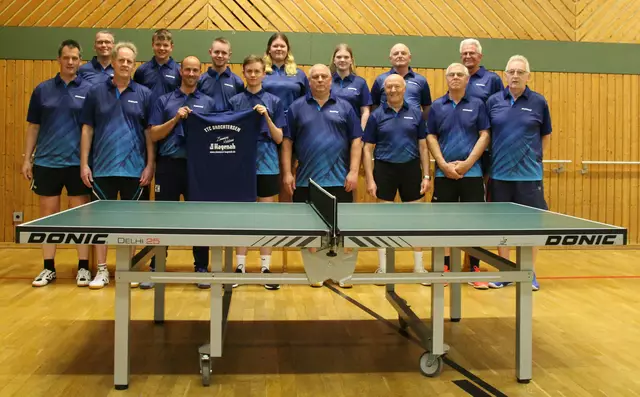 Die Spielerinnen und Spieler mit ihren neuen Trikots und Sponsor Kim Hagenah (5. v. li.). | Foto: TTC Drochtersen