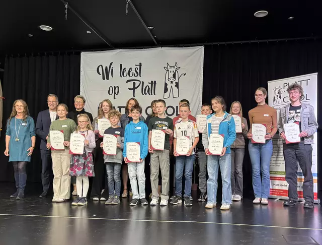 Freude bei den Siegern und Erstplatzierten des Bezirksentscheides des plattdeutschen Lesewettbewerbes mit ihren Urkunden. Links: Andrea Schwarz, die Organisatorin des Wettbewerbes, 2.v. l.: Landschaftsverbandvorsitzender Kai Seefried, der die Urkunden übergab  | Foto: Landschaftsverband Stade