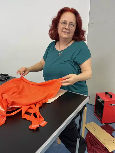 Ellen Vollmer näht alle Kostüme mit Hilfe der TänzerInnen selbst | Foto: Sandra Polenz