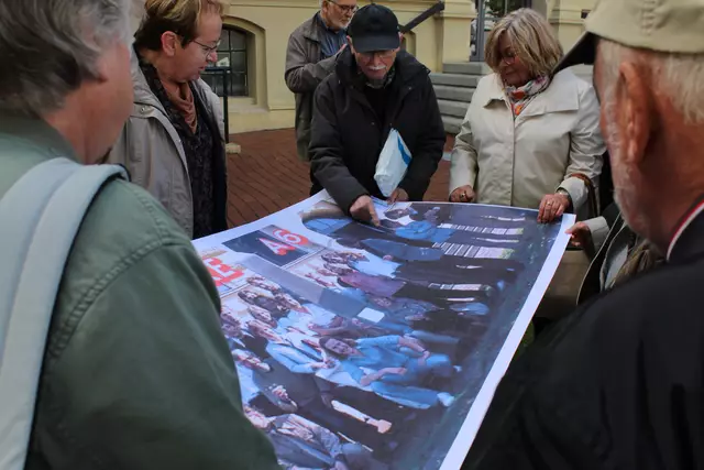 In alten Zeiten schweifen die Ehemaligen beim Zusammentreffen zum Jubiläum in Buxtehude | Foto: pau