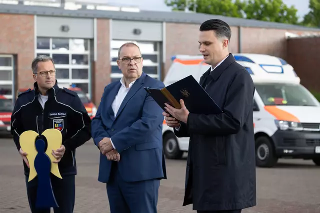 Vizekonsul Boris Drogomyretskyi (re.) vom Generalkonsulat der Ukraine in Hamburg spricht den Ehrenamtlichen seinen aufrichtigen Dank aus. An seiner Seite die beiden Landräte Kai Seefried (Stade, li.) sowie Thorsten Krüger (Cuxhaven) | Foto: Landkreis Stade / Christian C. Schmidt