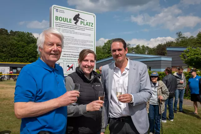 Bürgermeister Bernd Beiersdorf (v. li.), Gemeindedirektorin Julia Reese und  Ingo Gräper (Regionalleiter Sparkasse Harburg-Buxtehude) bei der Eröffnungsfeier | Foto: Pascale Livia Krause
