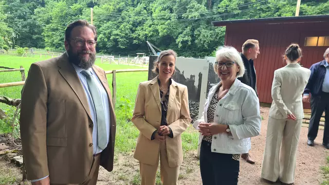 Im Gespräch bei der Eröffnung der Ley-Bude: Stefan Zimmermann, Dr. Cornell Barbendererde, Anette Randt | Foto: FLMK