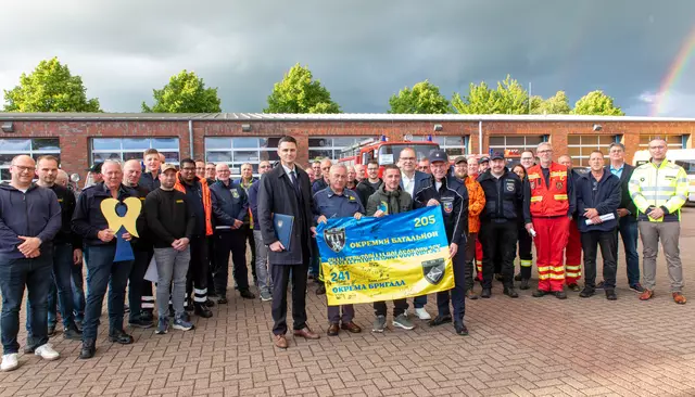 Sie alle sind Heldinnen und Helden: 39 Freiwillige aus dem Brand- und Katastrophenschutz haben sich auf den Weg an die polnisch-ukrainische Grenze gemacht. Dafür danken der Vizekonsul Boris Drogomyretskyi (vorne v. li.), Grischa und Sascha Kaflowsky sowie die beiden Landräte Thorsten Krüger (Cuxhaven) und Kai Seefried (Stade) | Foto: Landkreis Stade / Christian C. Schmidt