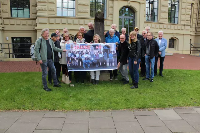 Der Obelisk, den die Ehemaligen als Abschlussstreich vor der Hochschule errichteten, steht nach 46 Jahren noch immer stabil | Foto: pau