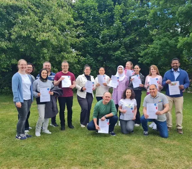 Die frisch zertifizierten Sprachmittlerinnen und Sprachmittler der AWO mit ihren Zertifikaten | Foto:  Christina Willenbruch