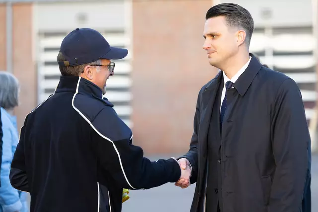 Tief verbunden: Landrat Kai Seefried (li.) und Vizekonsul Boris Drogomyretskyi vom Generalkonsulat der Ukraine in Hamburg | Foto: Foto: Landkreis Stade / Christian C. Schmidt