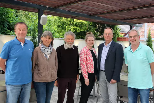 ABS-Vorstand und Beirat 2025 - Bernd Schnackenberg, Katja Schlichting, Dieter Kröger, Seike Dieckmann-Steffens, Reiner Schomacker und Uwe Dieckmann (von links). Es fehlen Marcus Thrun, Andreas Kautz und Günther Ristel. | Foto: Albert-Beneke-Faustballstiftung