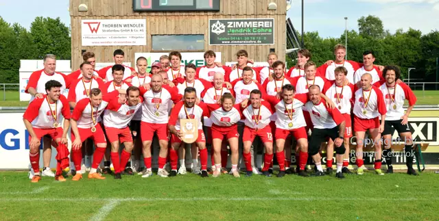 Meister und Aufsteiger in die Landesliga! Die Elf der SG Scharmbeck-Pattensen-Ashausen mit seinem Erfolgstrainer Marinus Bester (li., stehend) | Foto: cc