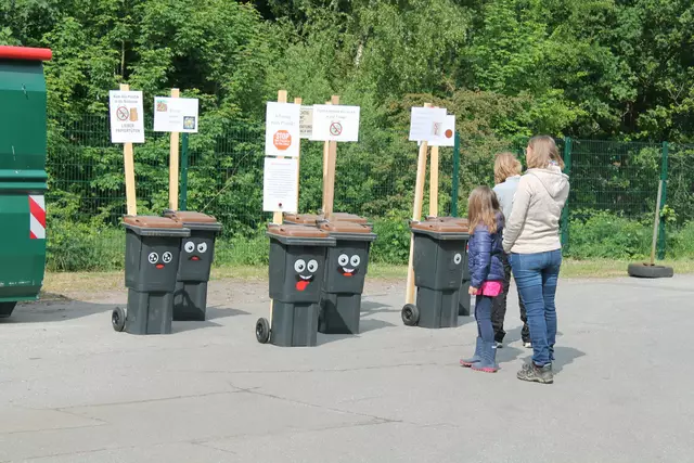 Beim Thema Abfallsortierung wurde den Besuchern anschaulich erklärt, was auf keinen Fall in die Biotonne gehört | Foto: Landkreis Harburg