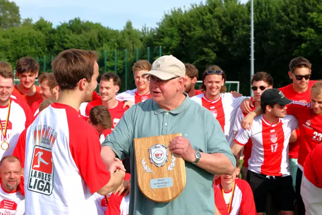 SG-Kapitän Moritz Bahn (li.) nimmt die Meisterplakette von René Fiebich in Empfang | Foto: cc