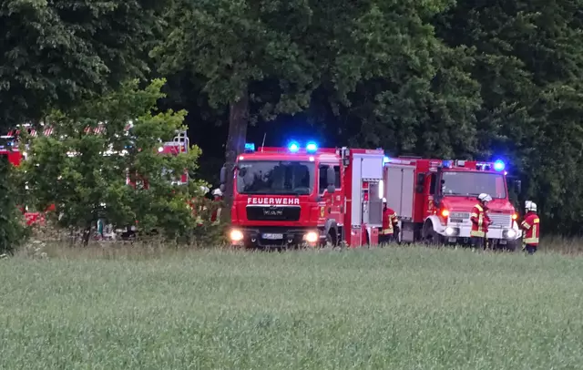 An der "Brandstelle": Feuerwehreinsatzkräfte mit ihren Fahrzeugen | Foto: Pressestelle Feuerwehr Samtgemeinde Hanstedt