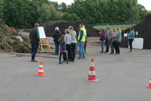 Bei Führungen auf dem Kompostplatz in Drage gab es für die Besucher viele Informationen zum Ablauf der Entsorgung von Grün- und Gartenabfällen | Foto: Landkreis Harburg