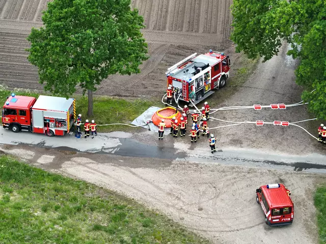Das geförderte Löschwasser wurde in einem Faltbehälter zwischengelagert | Foto: Pressestelle Feuerwehr Samtgemeinde Hanstedt