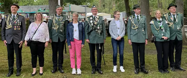 Die neue Königscrew in Otter (v. li.): Thorsten Ehlermann, Tanja und Jan Horstmann, Silke und Andreas Dreyer, Karina und Dirk Ebeling, Svenja und Axel Horstmann | Foto: Gätjens / SV Otter
