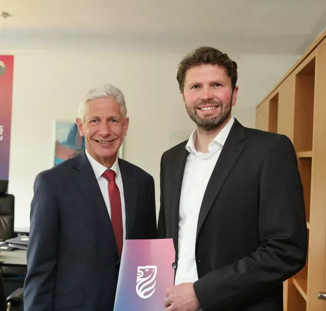 Stefan Baumann (re.) wird von Landrat Rainer Rempe zum Leiter der Abteilung Bildung ernannt | Foto: Landkreis Harburg