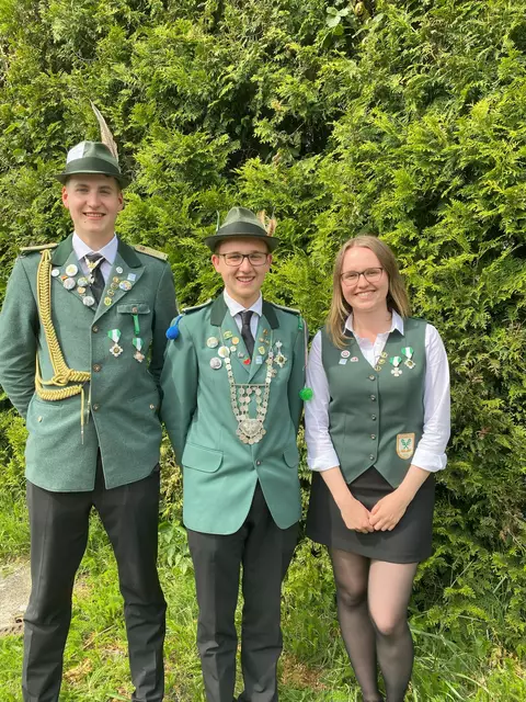 Vogelkönig der Jungschützen: Ben Buchholtz (Mitte)
mit linken und rechtem Flügel: Max Lindemann und Annika Becker 
 | Foto: A.Gräpel-Franz /Schützengilde Estebrügge