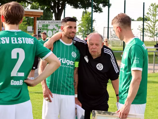 TSV-Cheftrainer Hartmut Mattfeldt (Mitte) nahm auch persönlich Abschied von seinen Spielern - dabei legte er seinem Kapitän Patrick Fernandes freundschaftlich seinen Arm auf die Schulter | Foto: cc