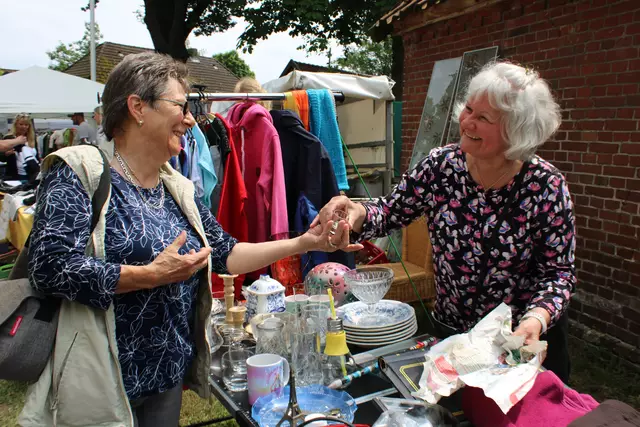 Händlerin Andrea Schmauch (re.) konnte auch mit kleinen Fundstücken für große Freude sorgen | Foto: ab