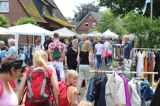 Zahlreiche Stände und noch viel zahlreichere Gäste erstreckten sich über die Lindenstraße | Foto: ab