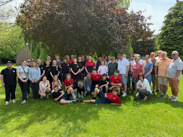 Bild der Teilnehmern der Jugendfeuerwehr aus Assel und Rosieres mit den Diplomen auf dem Ball | Foto: Meyer