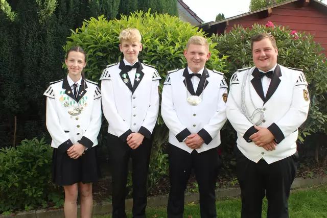 Die Kinderkönigin Clara Pietsch (v. li.) und Torben Haase, bester Nachwuchsspielmann gemeinsam mit dem Besten Spielmann Tjaard Eggers und Adjutant Timo Schuran 
 | Foto: pm